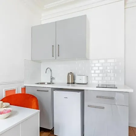 Colore Et Lumineux A Apartment Paris
